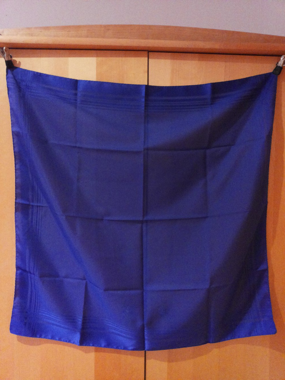 Schlichtes blaues Tuch mit Verzierung