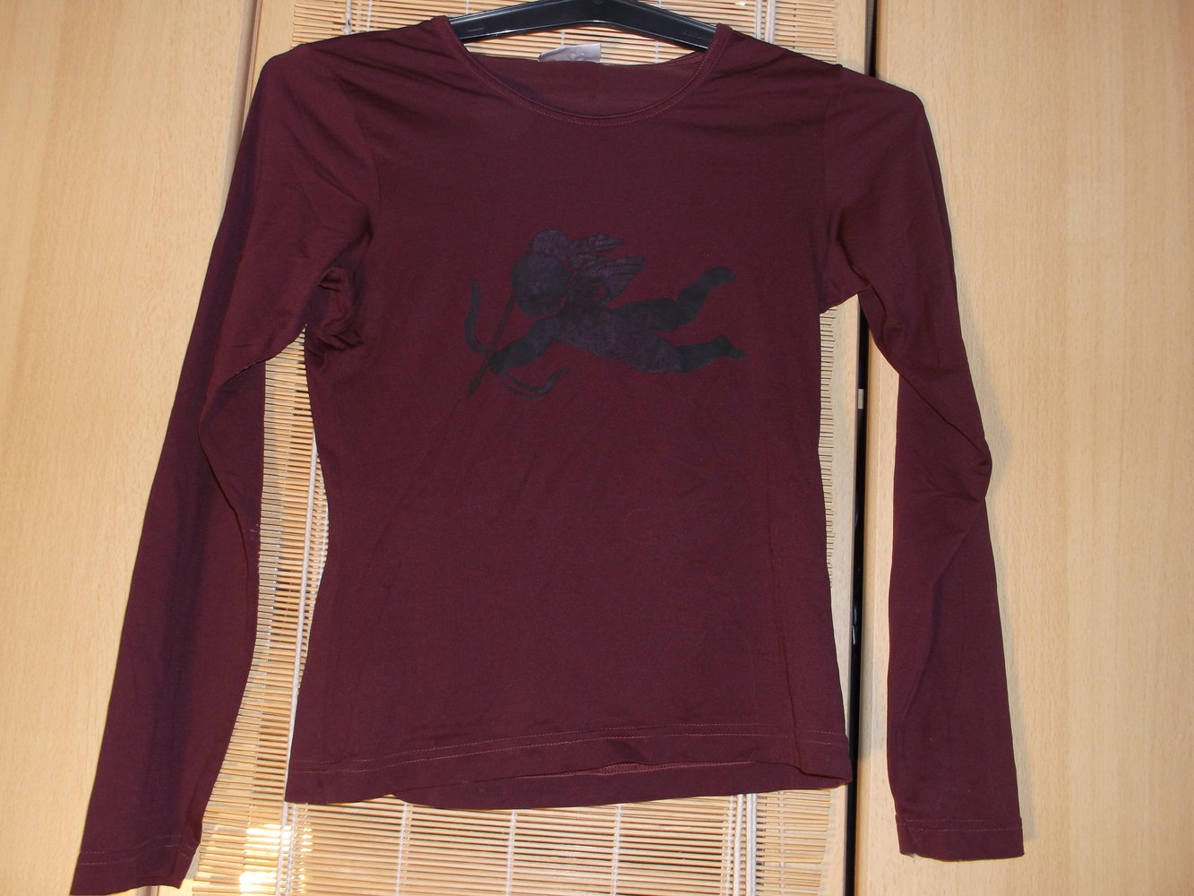 Weinrotes Longsleeve mit süßem Engel/Amor von Madonna