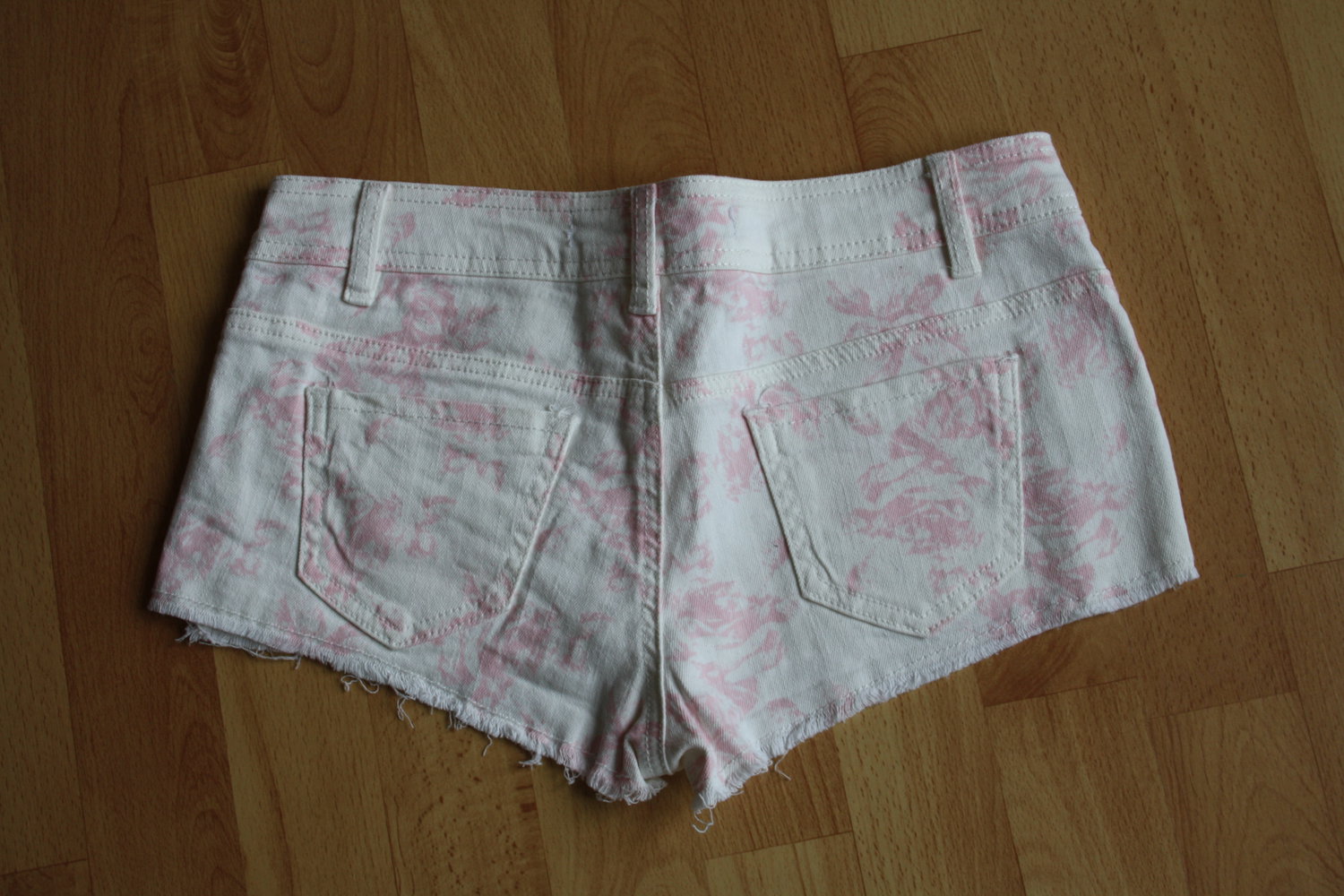 * Shorts weiß mit rosa Print