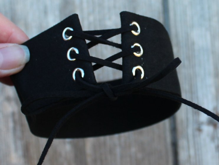 neuer, breiter, schwarzer Faux Wildleder Choker mit Schnürung