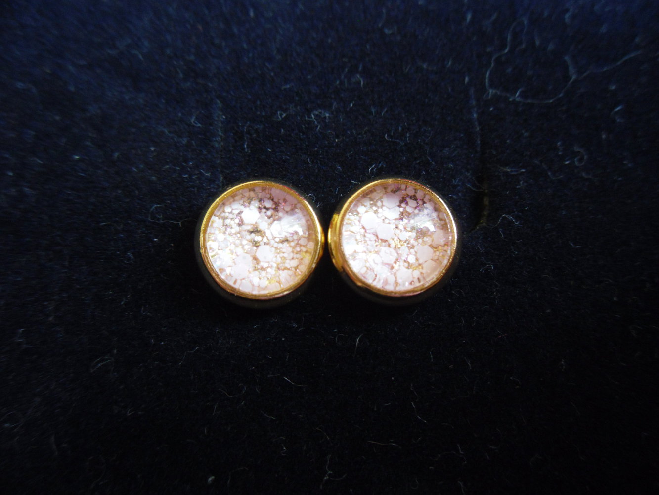 Cabochon-Ohrstecker zart rosa glitzernd 