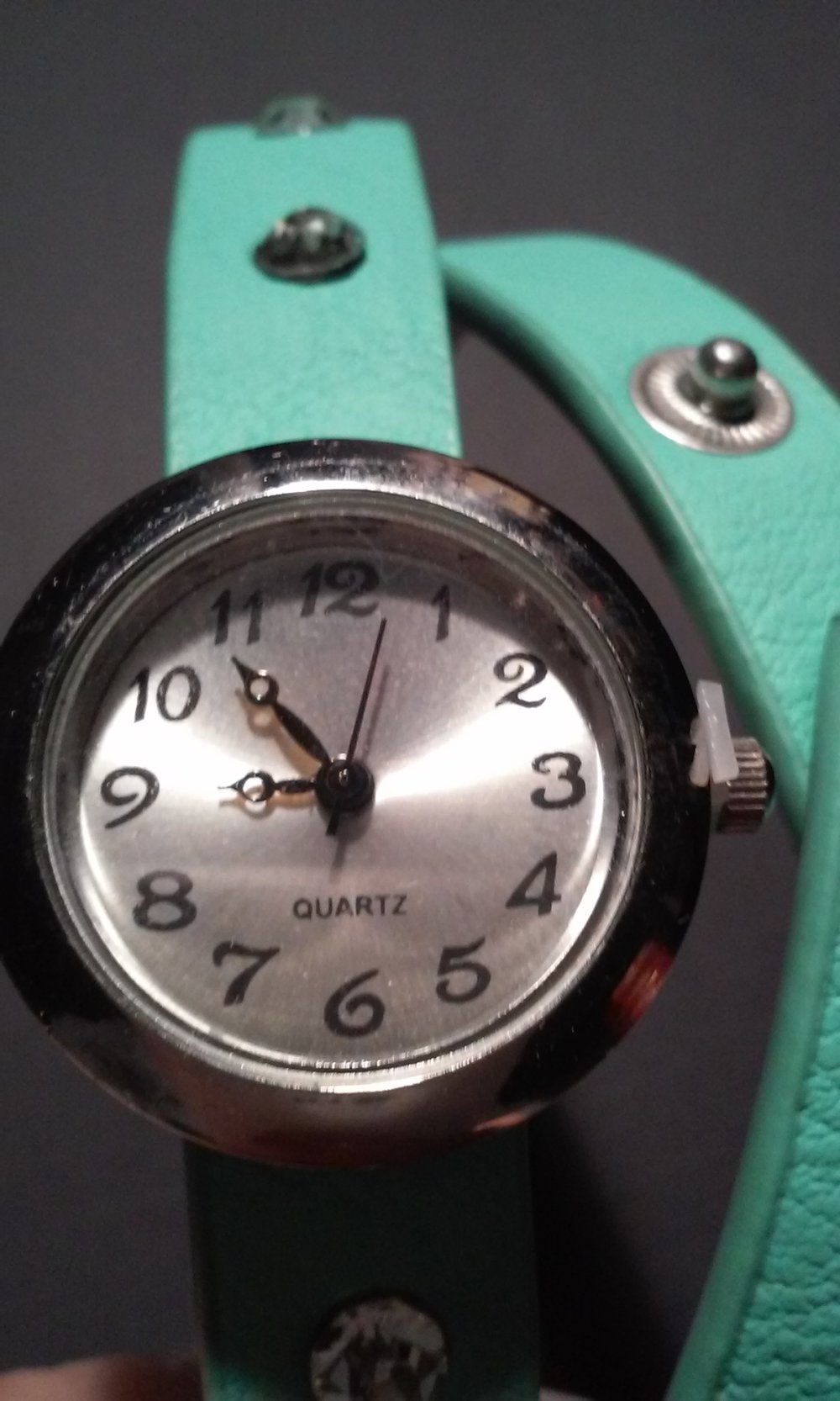 Damen Armband Uhr (Batterie voll) Lindgrün Strass/Nieten (mit Schutzfolie auf dem Ziffernblatt)