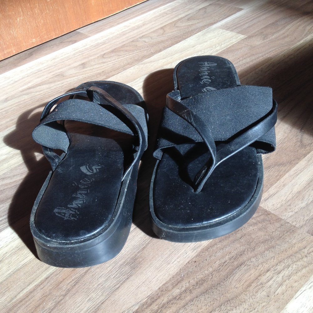 schwarze sandalen