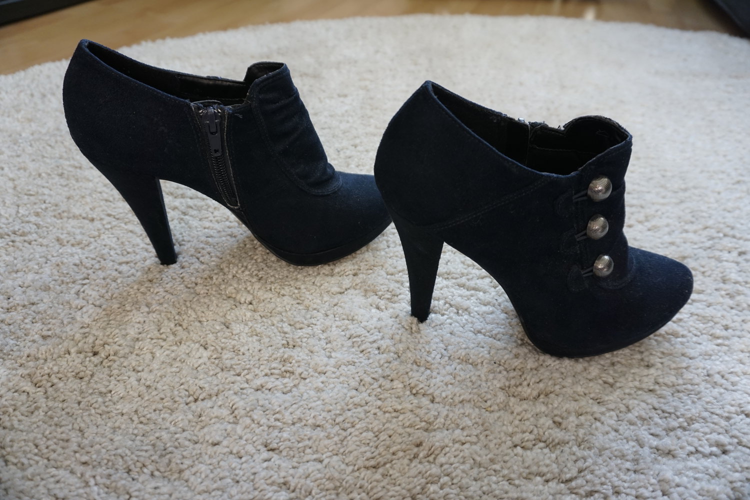 Plateau Stiefelette Velourleder blau silberne Knöpfe