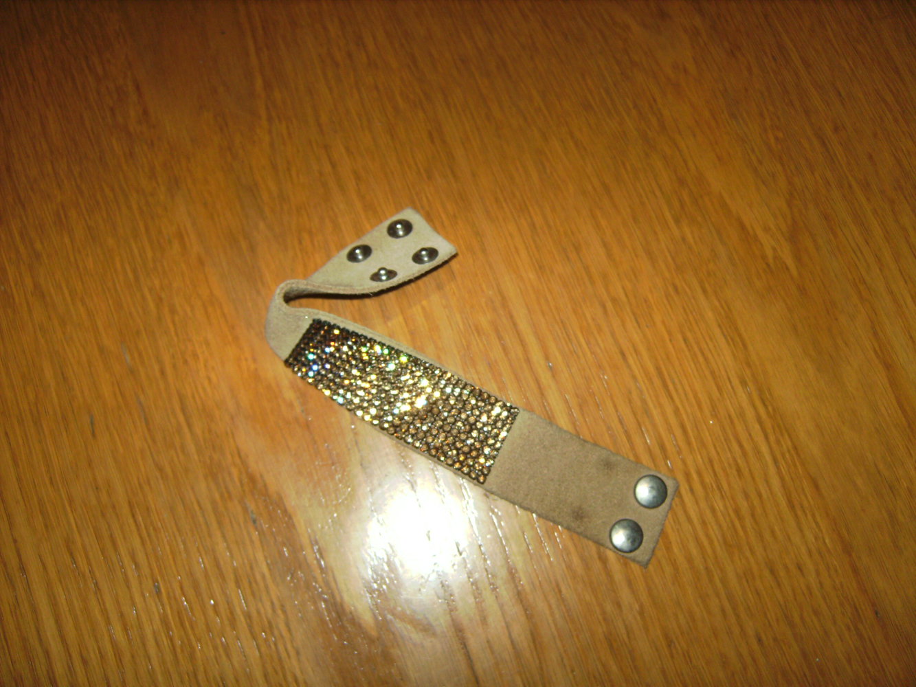 Armband, Lederband mit Strass, Gelenkband, Accessoire, Funkelndes Druckband, used look