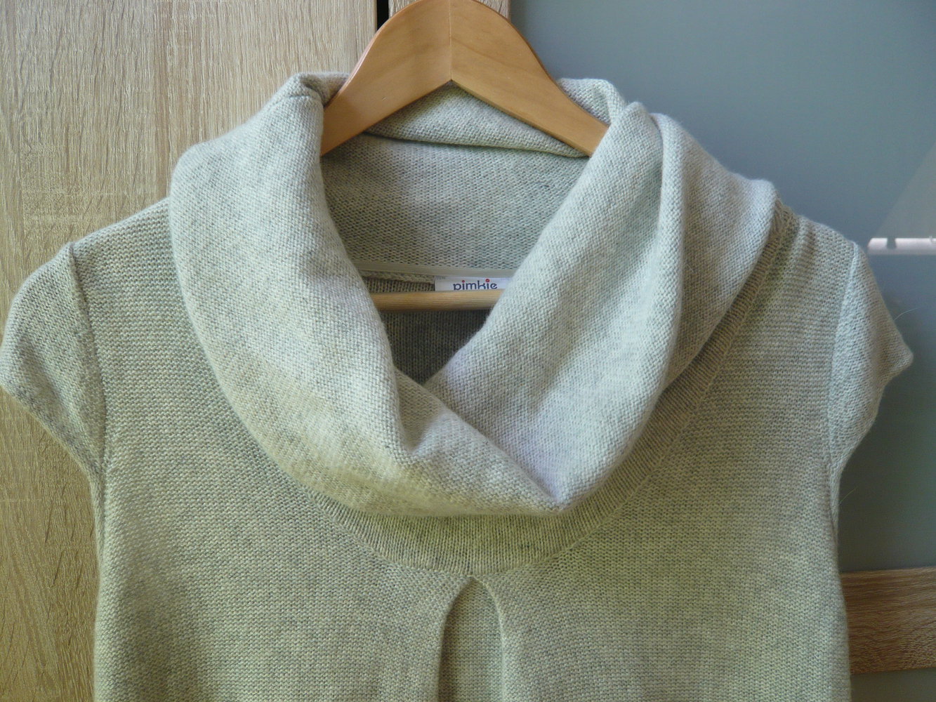 graues Strickkleid