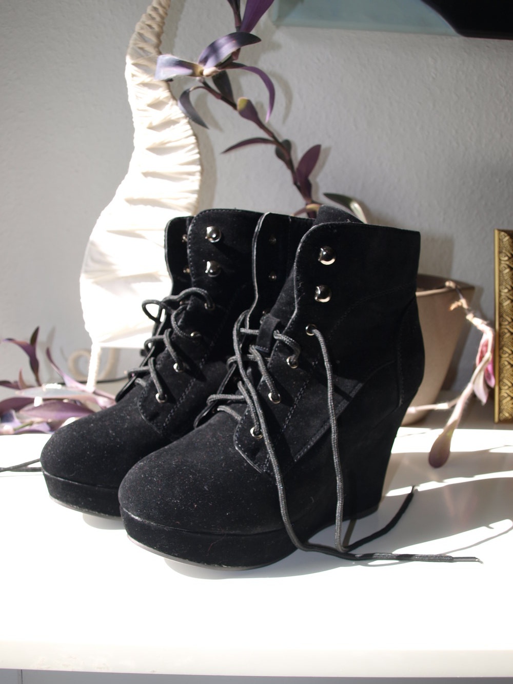 Wedges zum Schnüren in Samtoptik