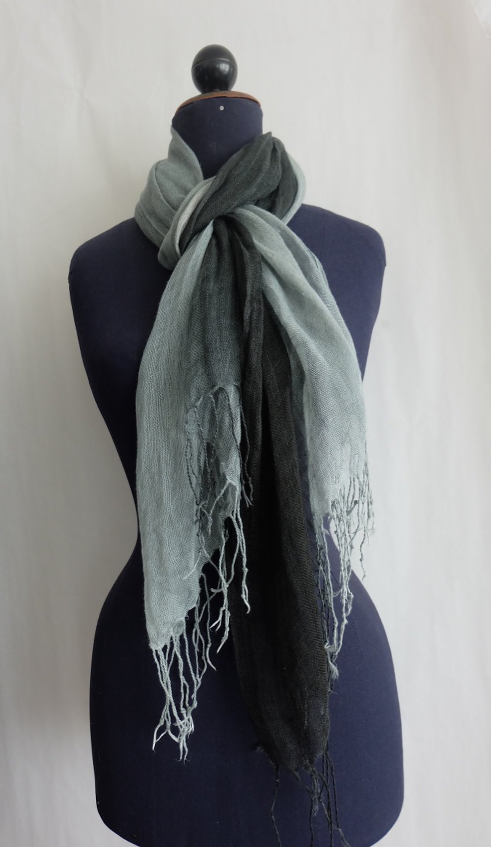 Leinen Schal, Tuch mit gedrehte Fransen & Farbverlauf in Grau Schwarz Blau 