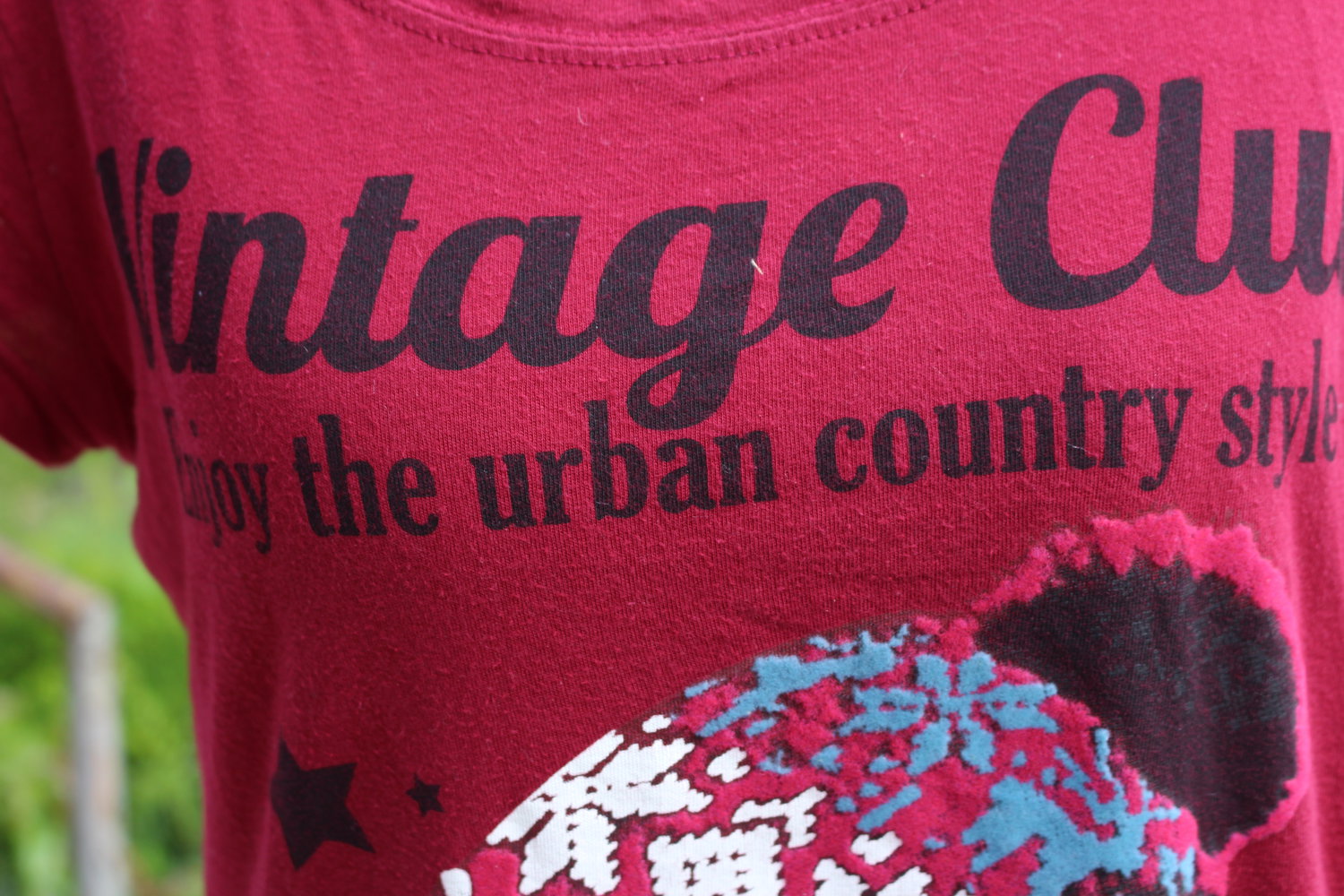 weinrotes T-shirt mit Aufdruck