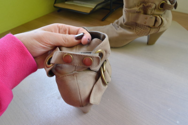 Beige Stiefeletten mit Absatz