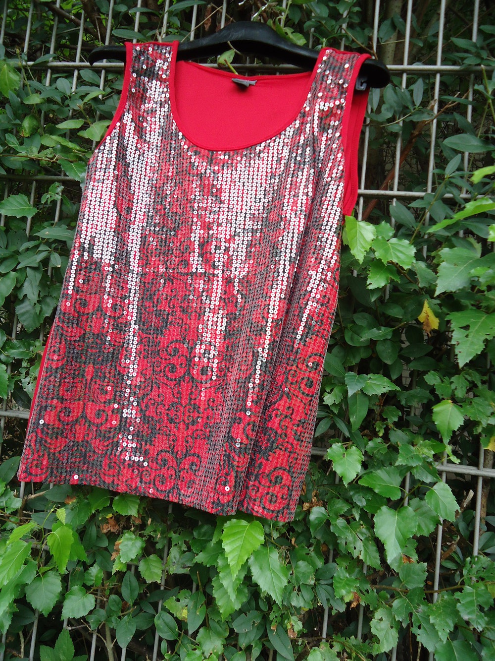 Ein 2 teiliges Set, Damen Bluse und Paillettenverziertes Top