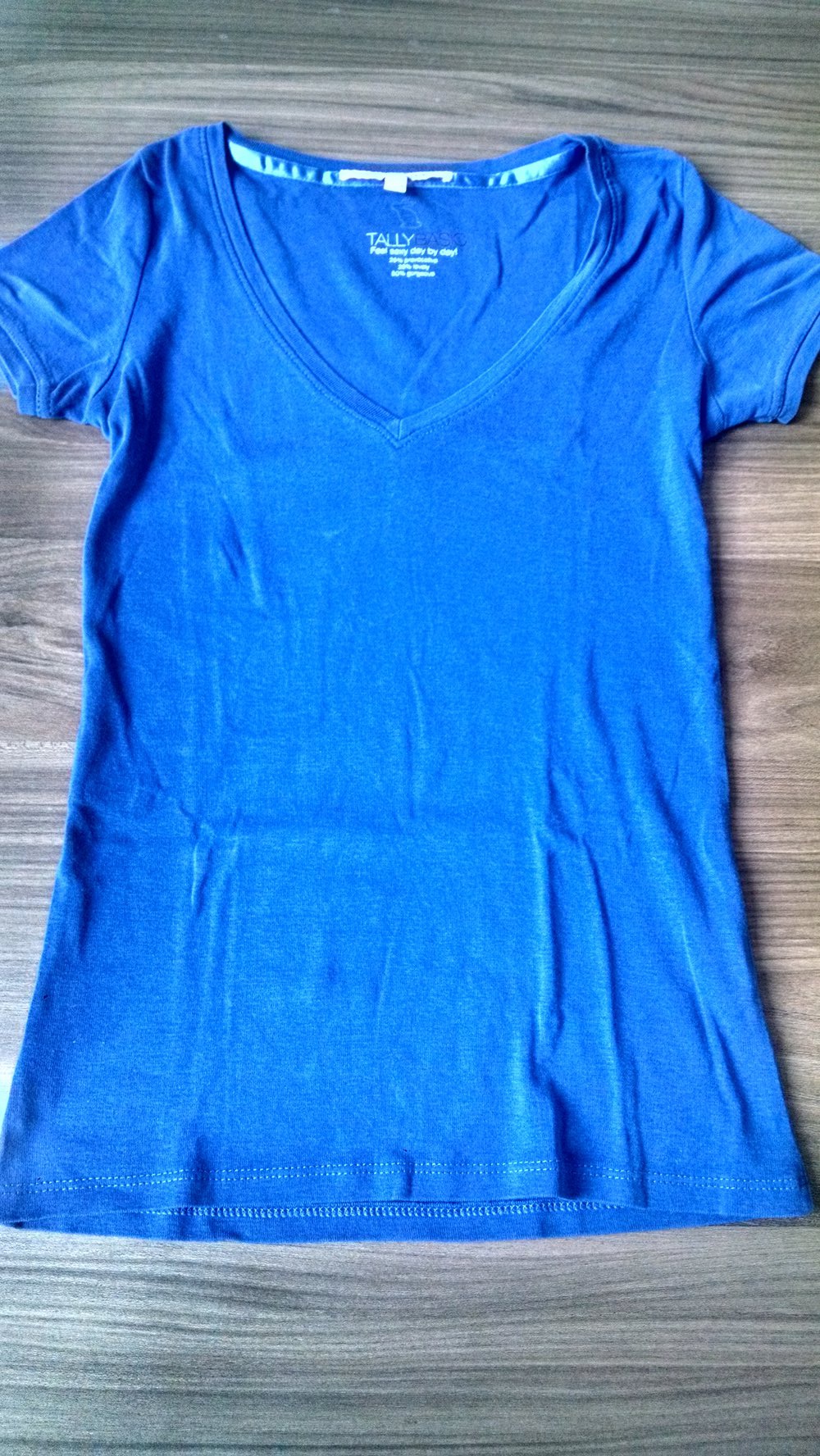 Kaum getragenes T-Shirt in blau