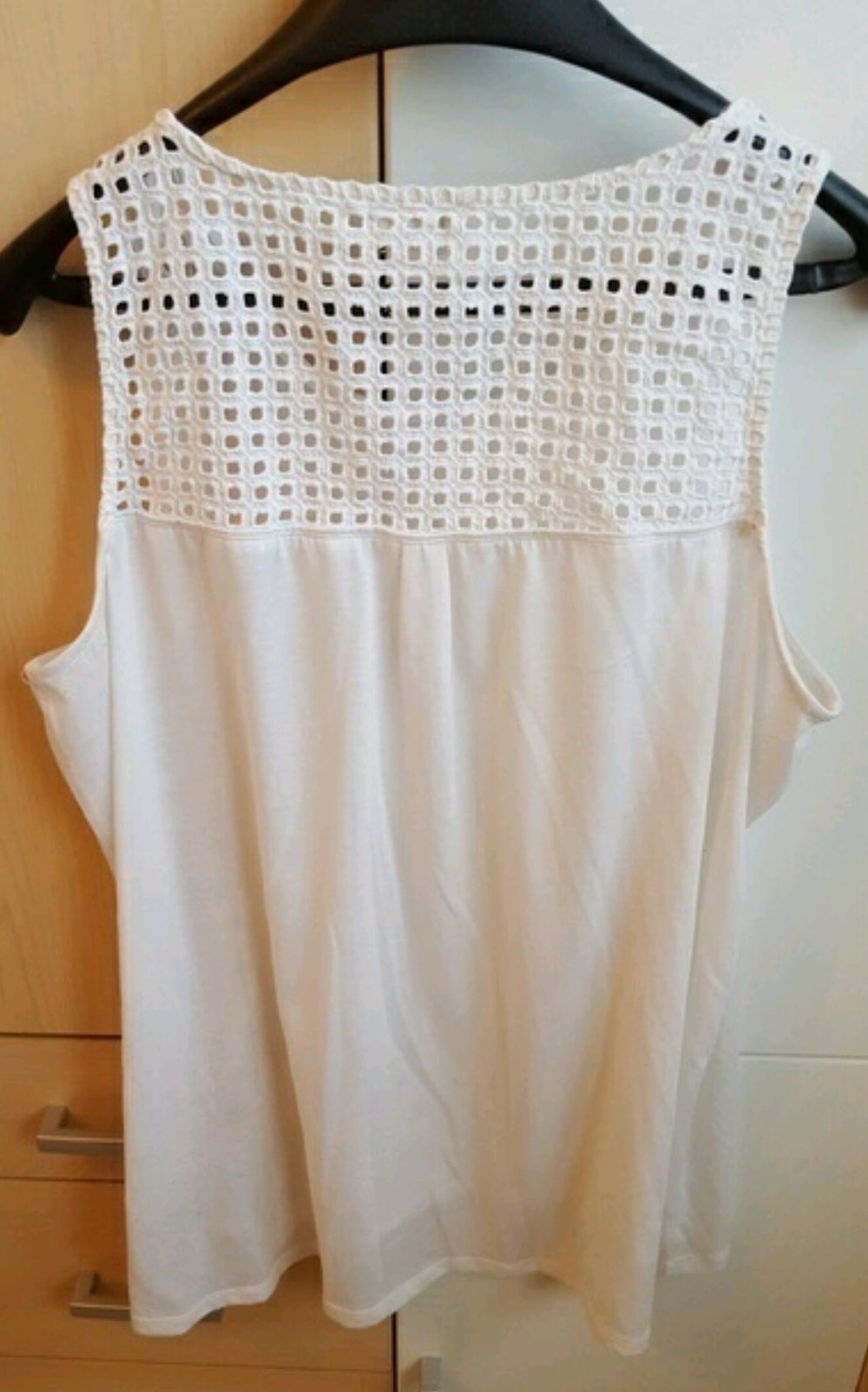 Weißes Top mit Verzierung 