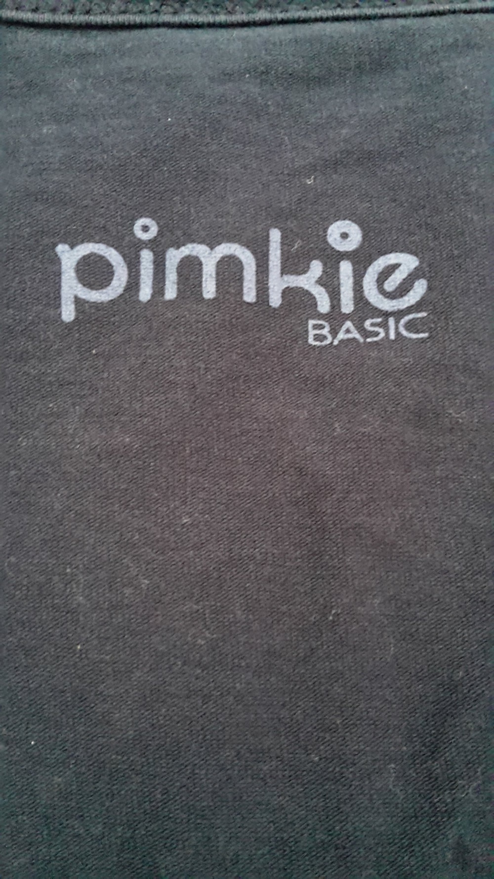 Dunkelblaues T-shirt mit Knöpfen