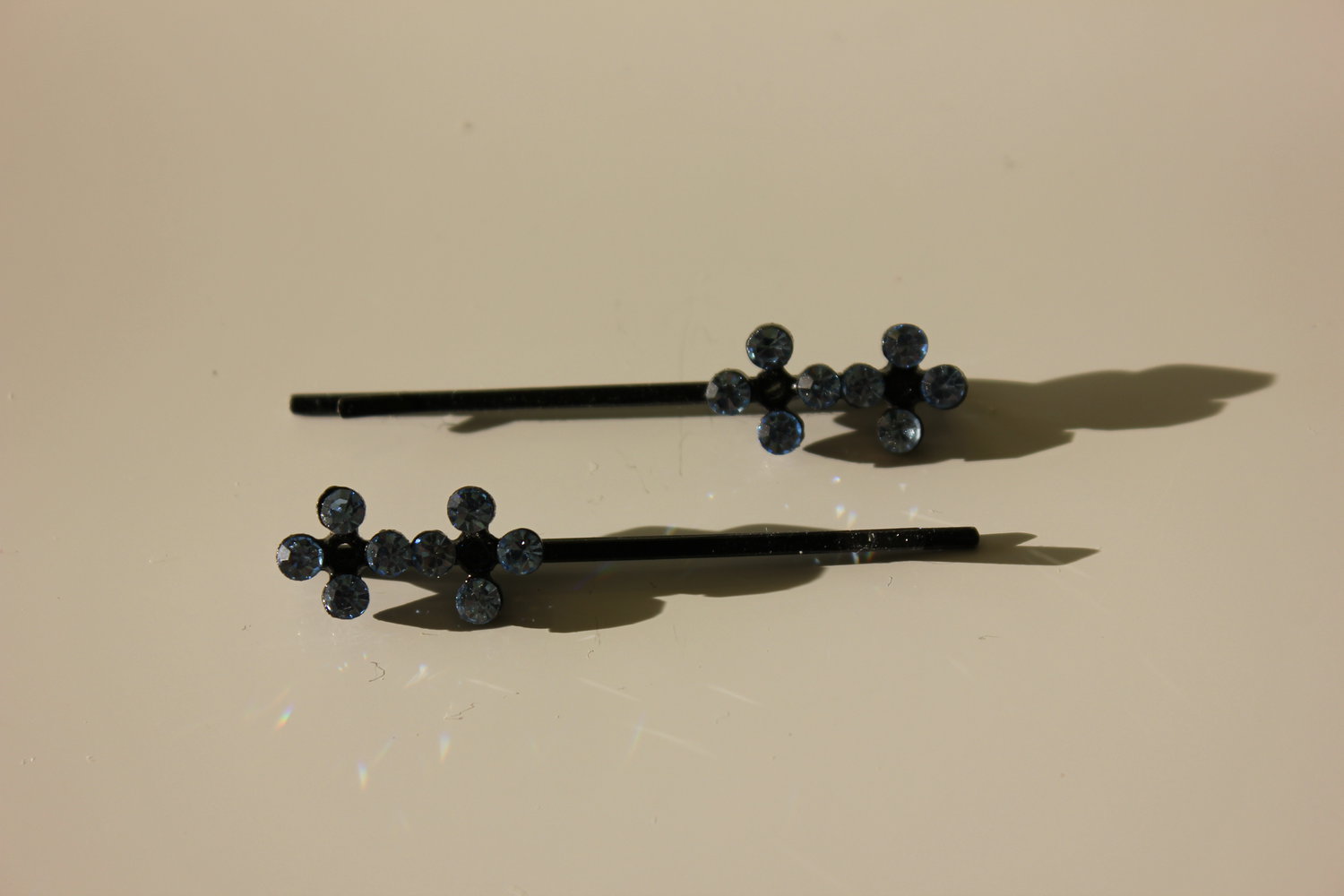 Haarklammer mit blauen Steinchen