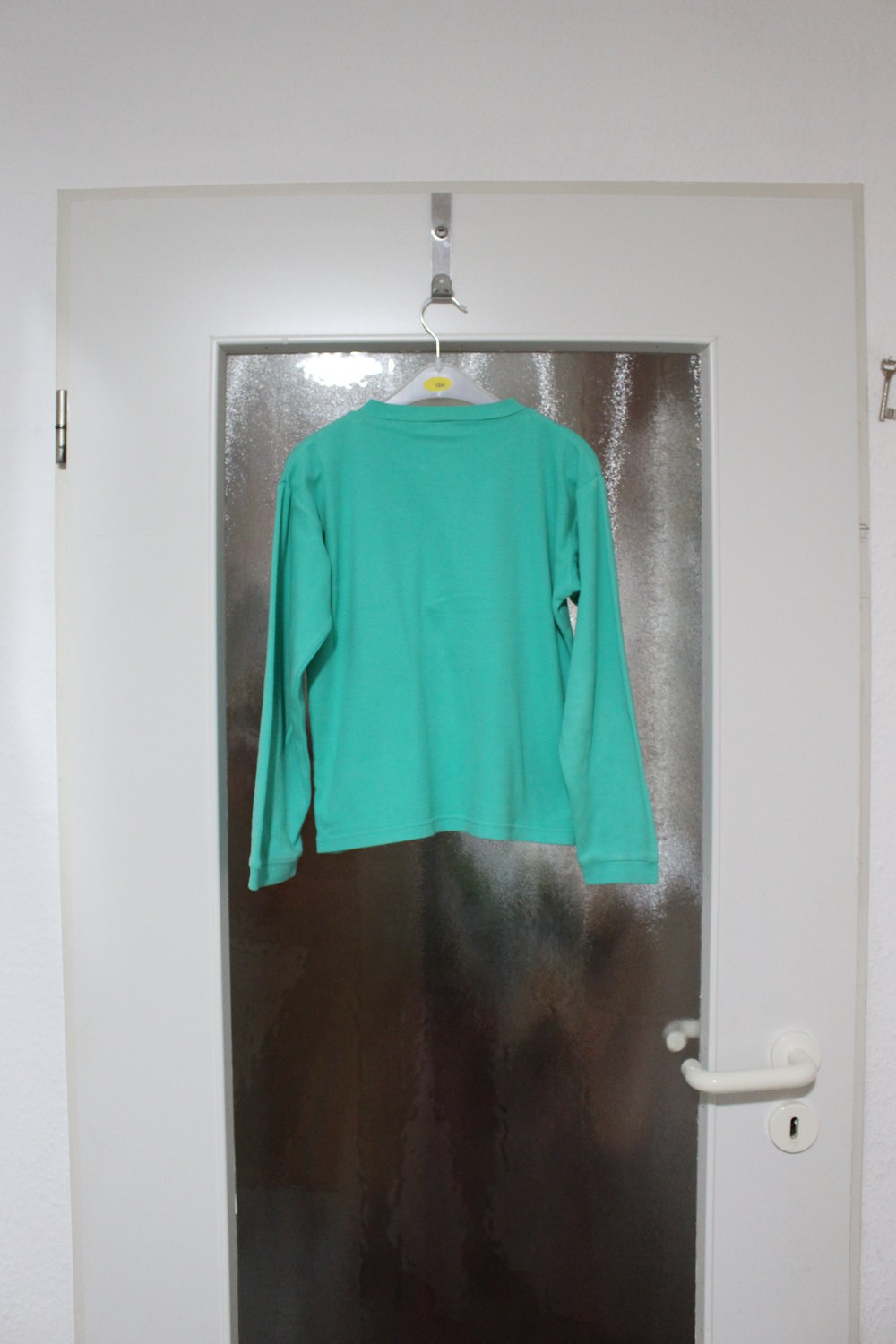 83. T-Shirt mit bunten Knöpfen, türkis, unisex, Gr. 140