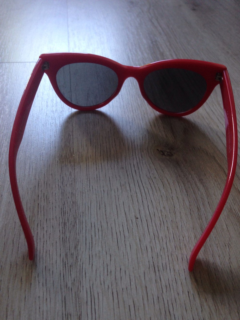 Rote Sonnenbrille