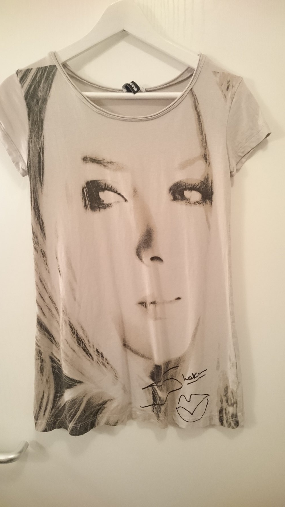 Grau-beiges Shakira Shirt