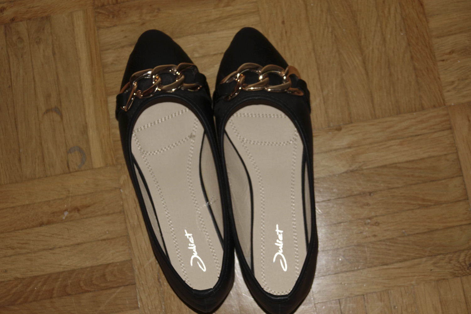 Schicke schwarze Ballerinas mit Goldschnalle