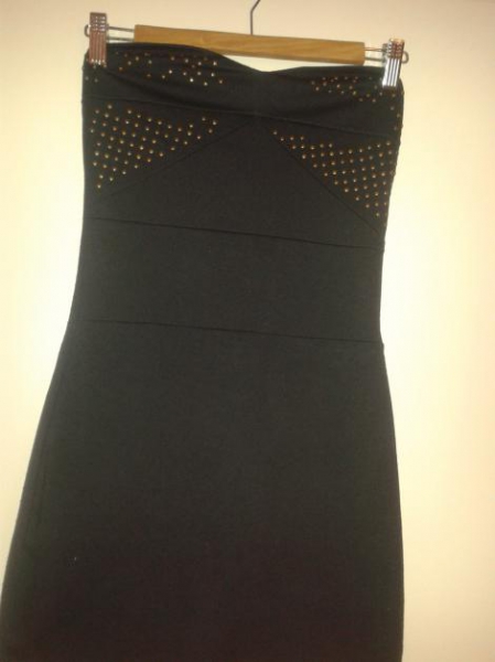 Schönes enges schwarzes Kleid mit Nieten