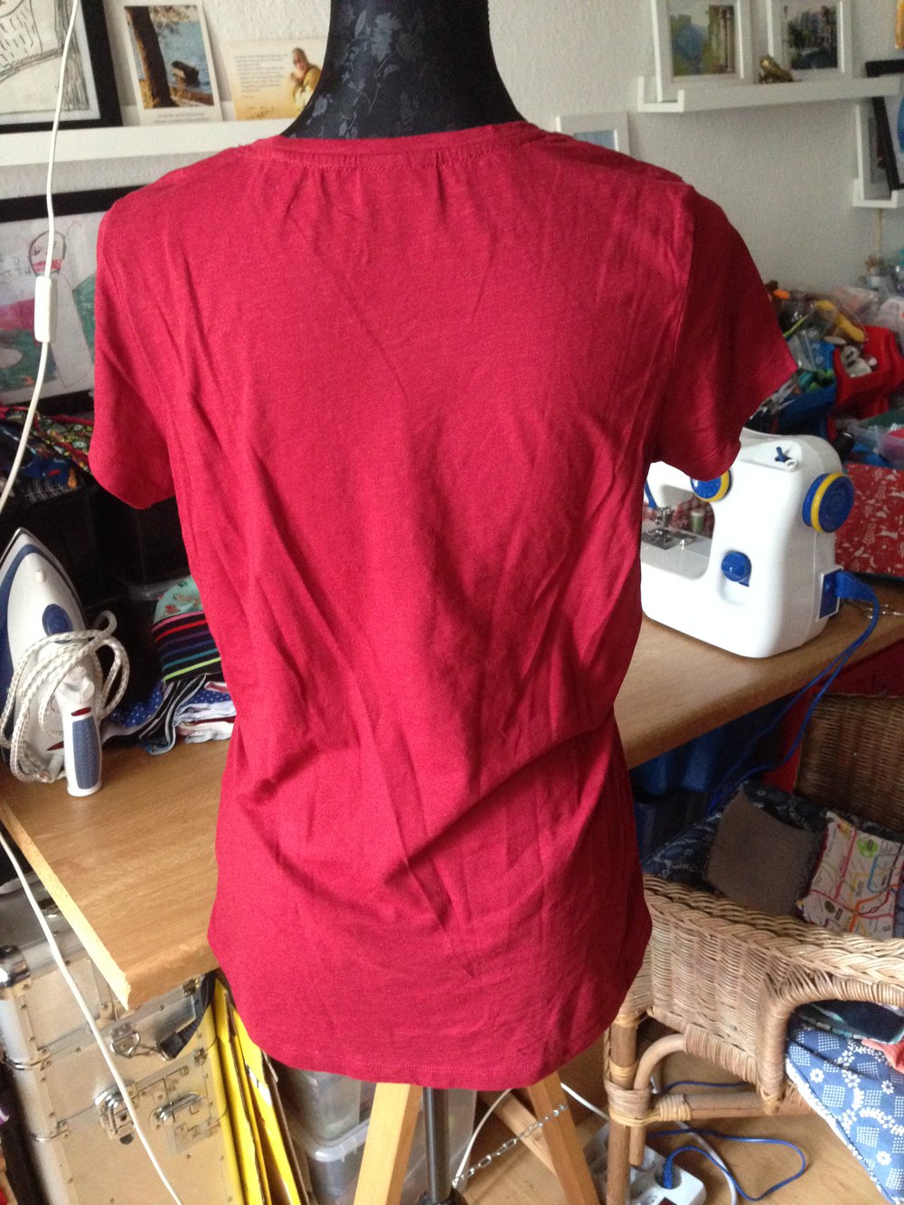 dunkel rotes T-shirt mit Stickerei