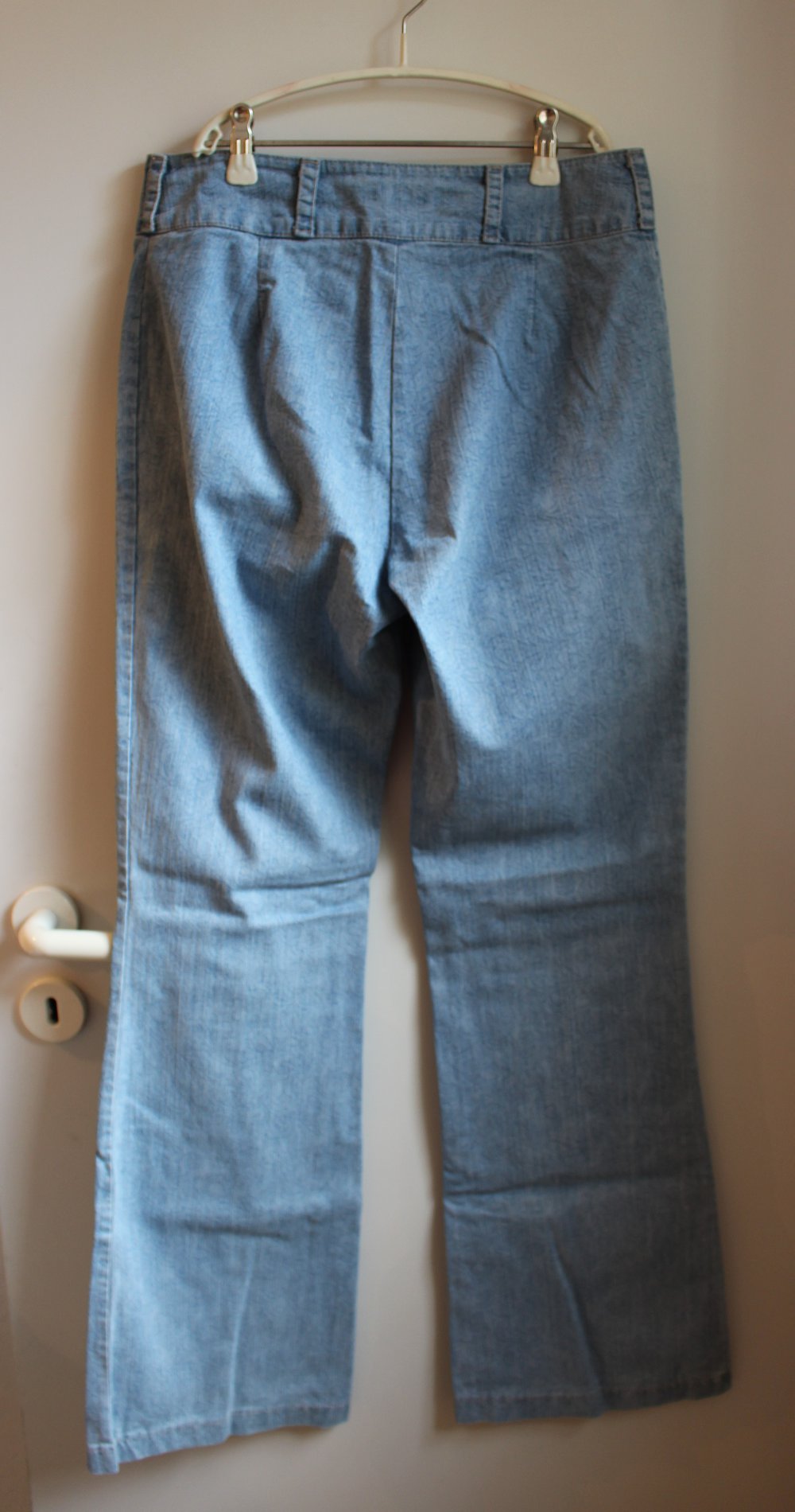 158. Lässige Designer-Schlaghose aus Italien, Gr. 38, hellblau dezent bedruckt