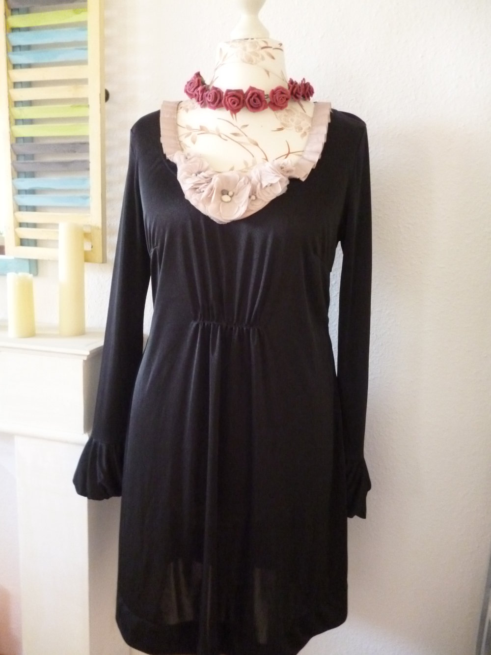 Apart Kleid mit Blütenkette Volantärmel 42