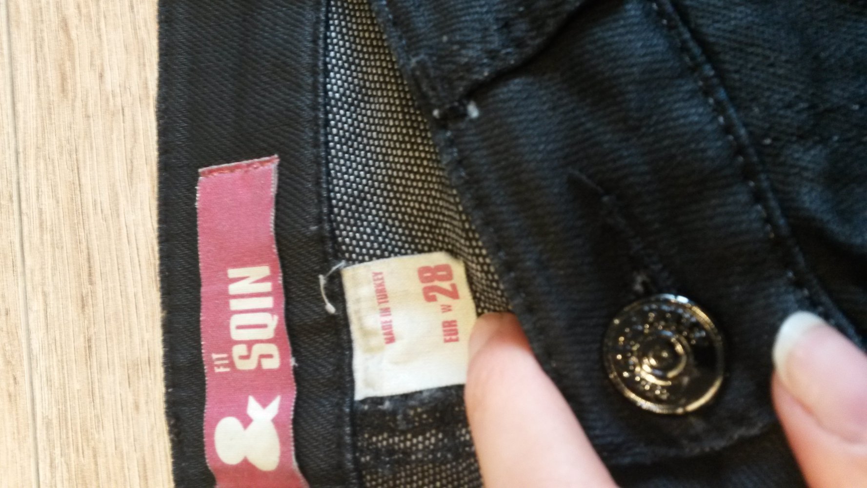 Beschichtete, schwarze Jeans