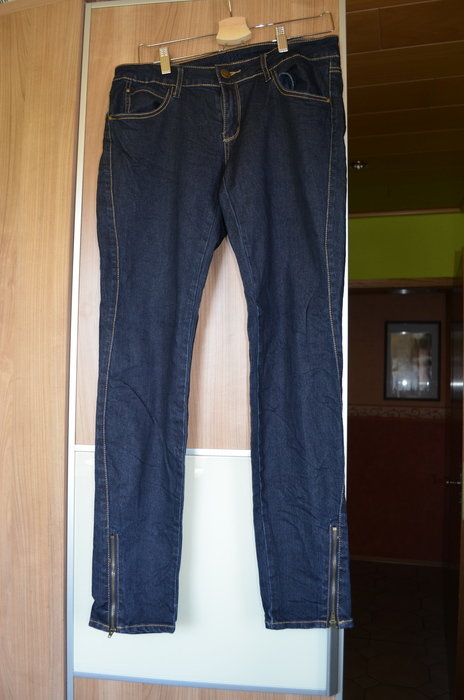 Dunkle Jeans mit Reißverschluss