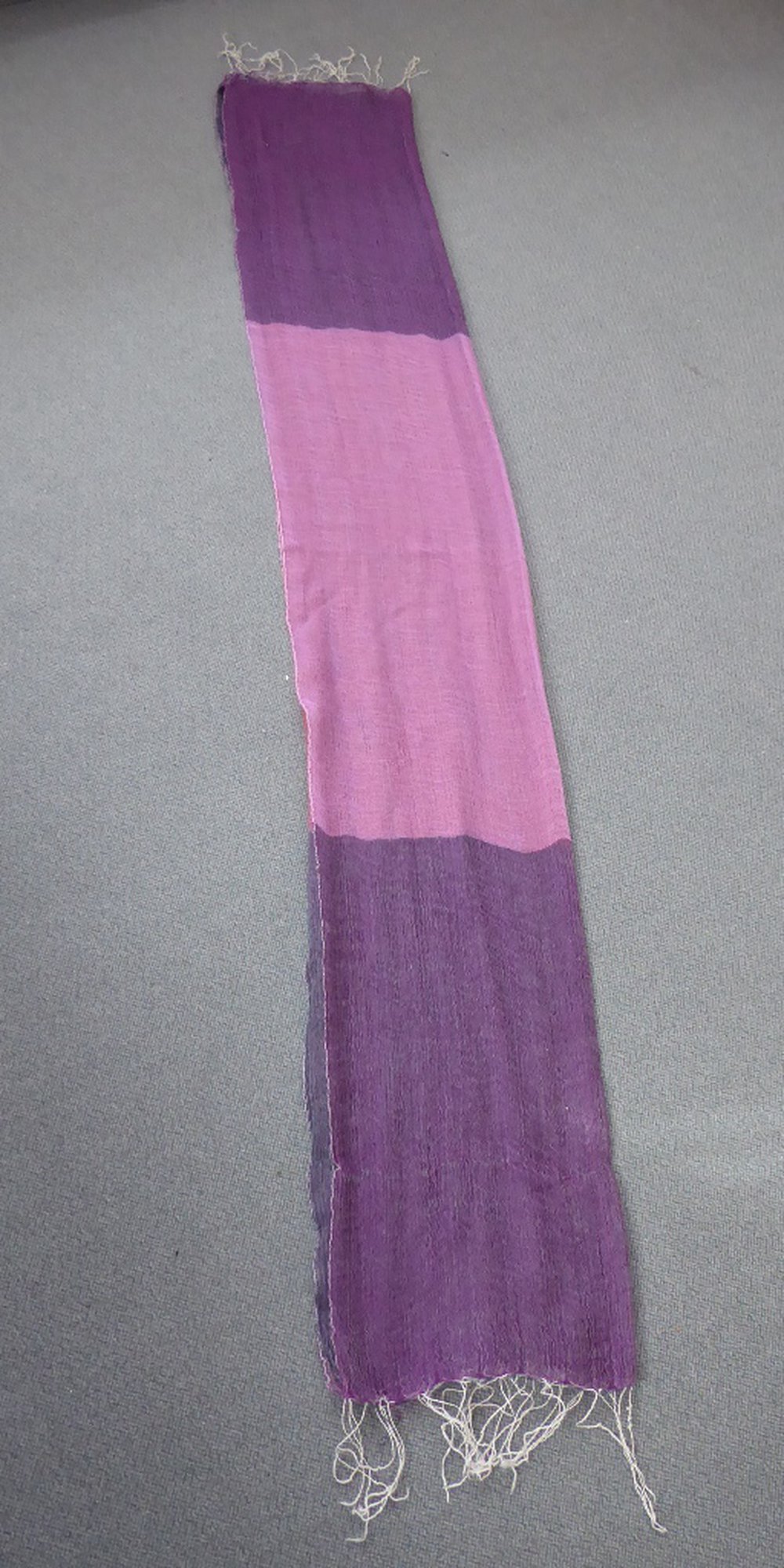 Lila-pinkes Tuch mit Fransen