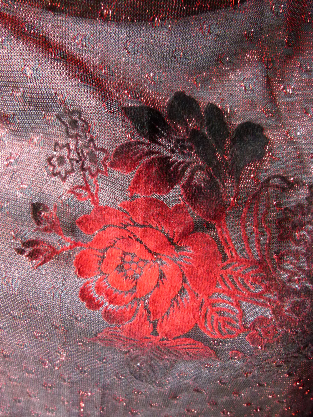 Dreieckstuch Hüfttuch aus Japan, schwarz rot glänzend mit samtigem Rosen-Motiv, Mori Boho Gothic Festival Retro Vintage Velvet