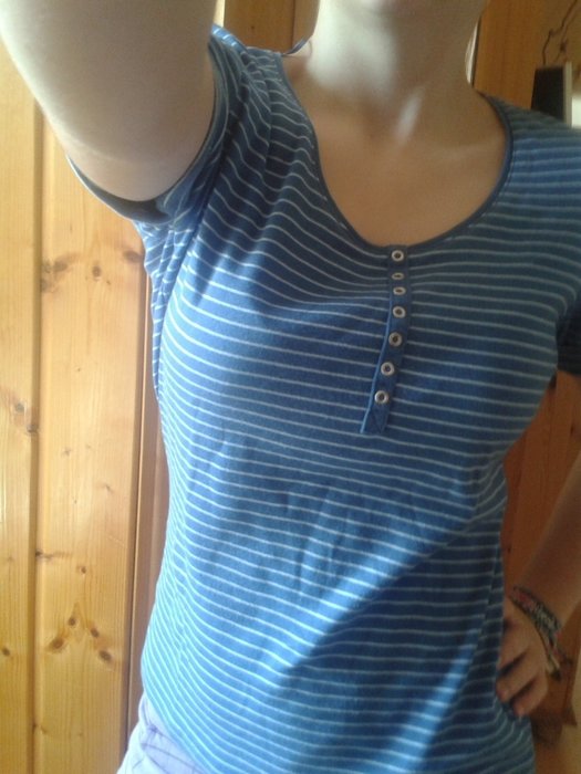 schönes gestreiftes T-Shirt