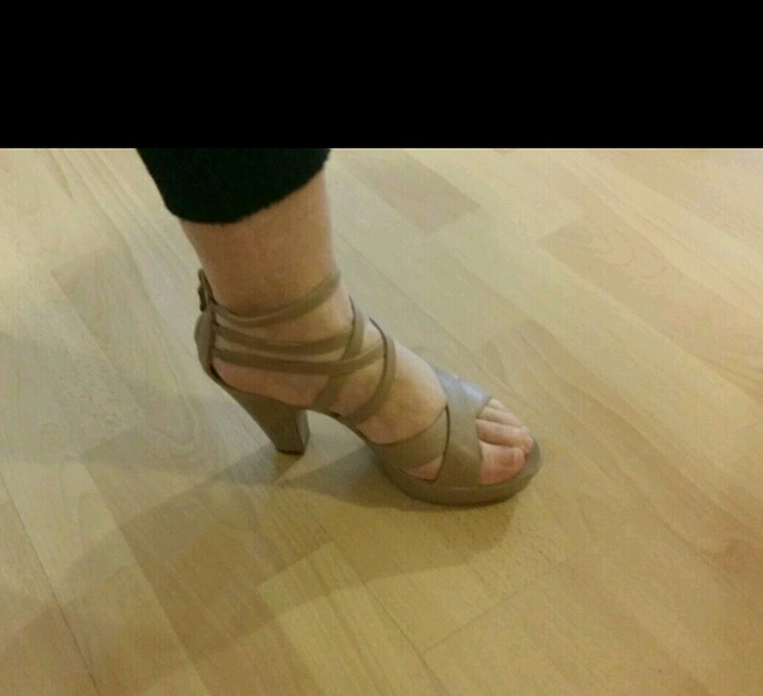 Sehr schöne Sandaletten in Nude Farbe aus echtem Leder von Esprit 