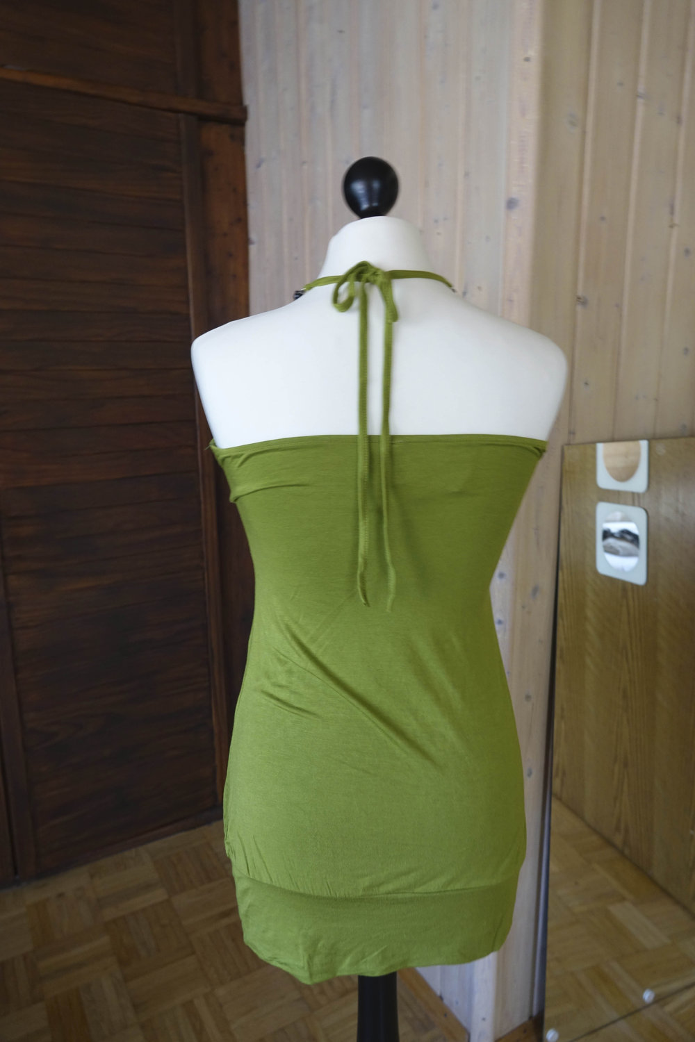 Schönes grünes Bandeau Oberteil mit Holzkette