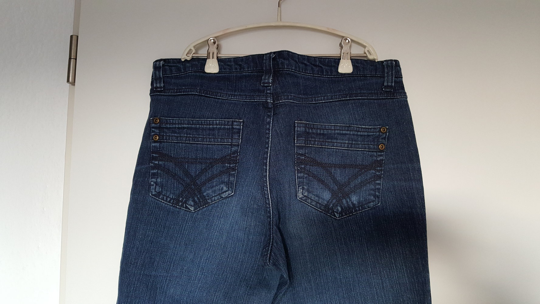 456. Neuwertige Röhren-Jeans, Gr. 38