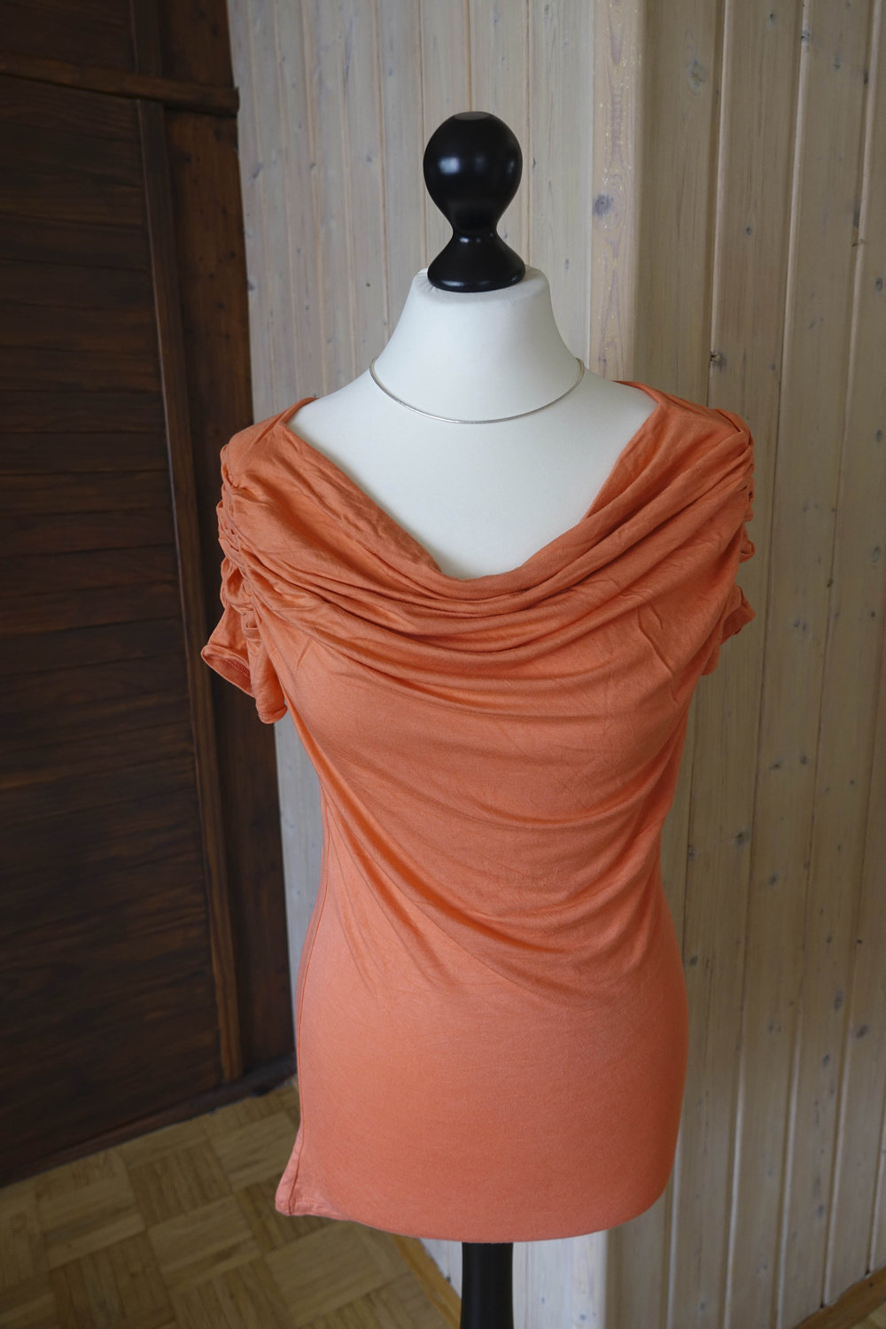 Schönes gerafftes T-Shirt in Aprikotfarben