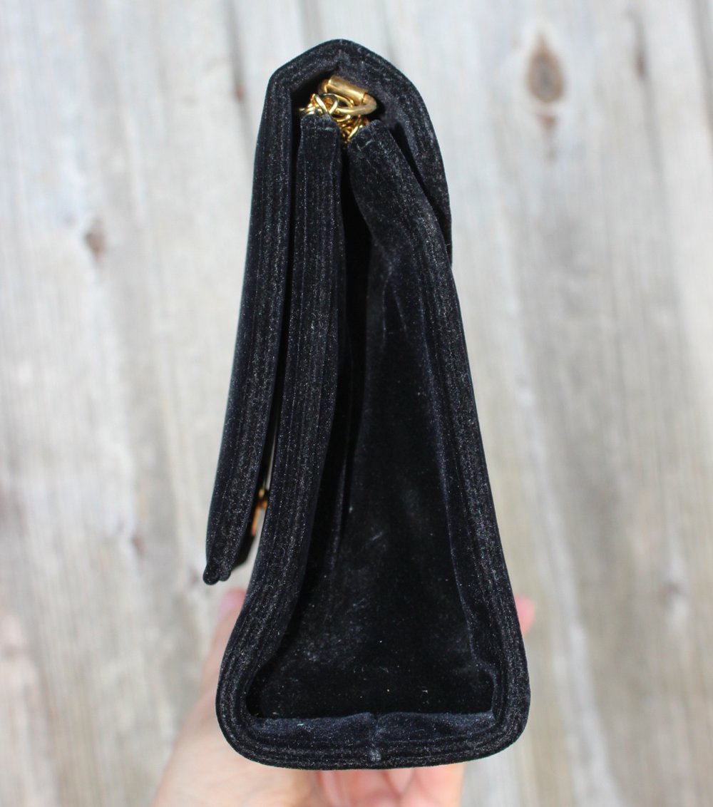 kleine schwarze Vintage Tasche, Clutch, aus Samt, auch mit goldener Kette tragbar