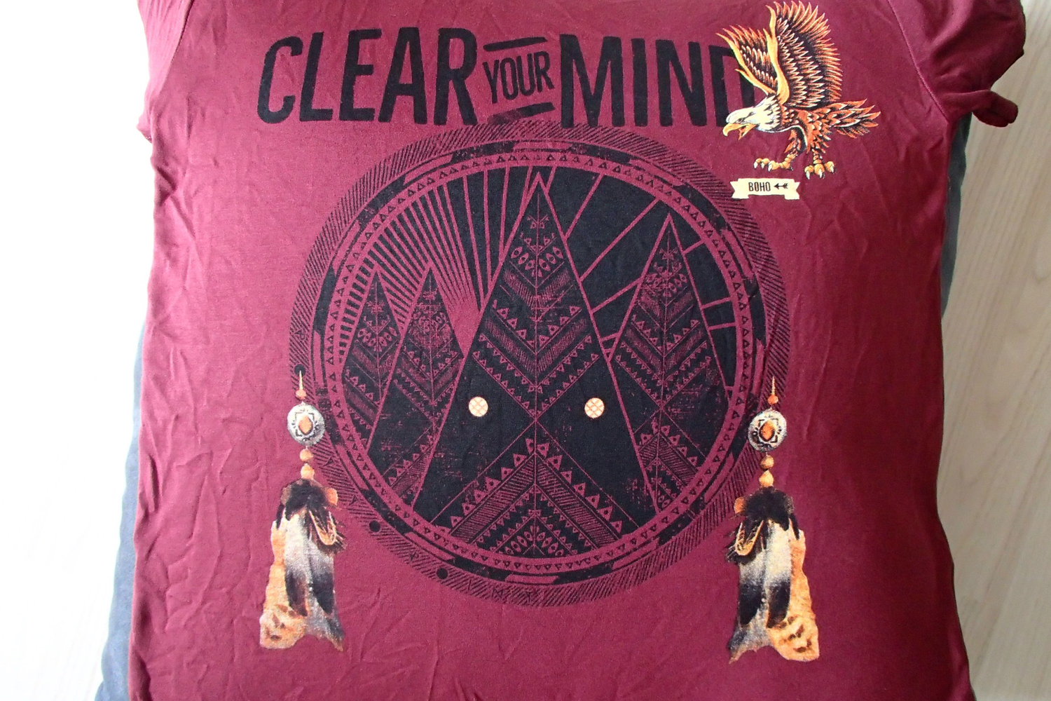 Bordeauxrotes T-shirt