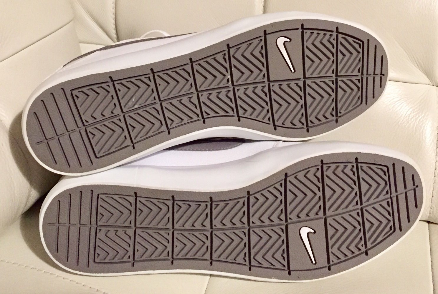 NIKE SUKETO LEATHER neuwertig weiß Gr. 43 (UK 8,5)