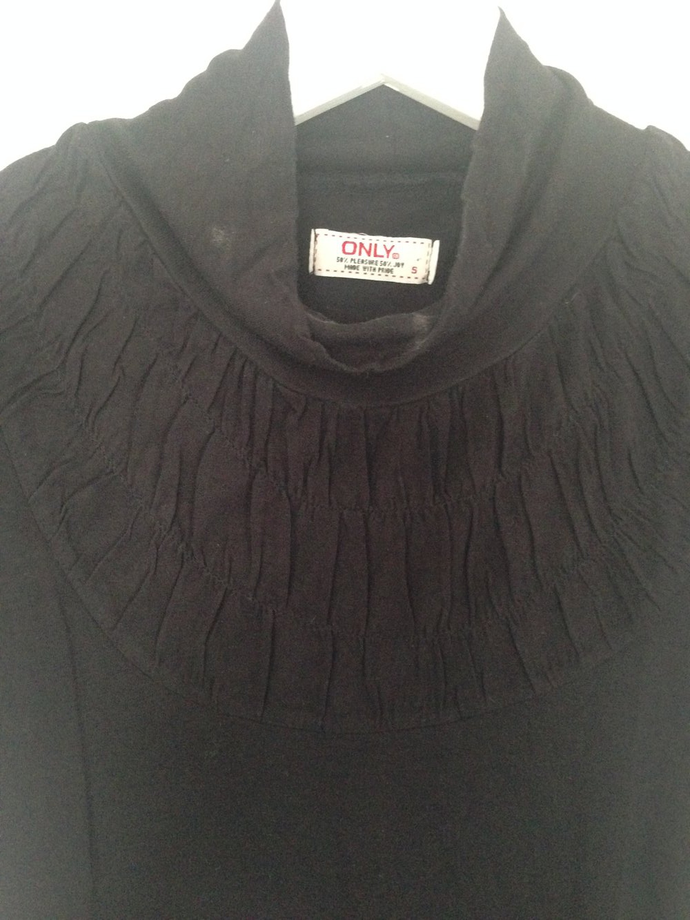 schwarzes Shirt von Only mit Raffungen