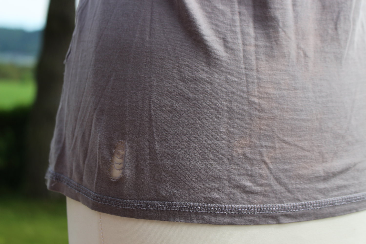 graues T-shirt mit Monster-Aufdruck