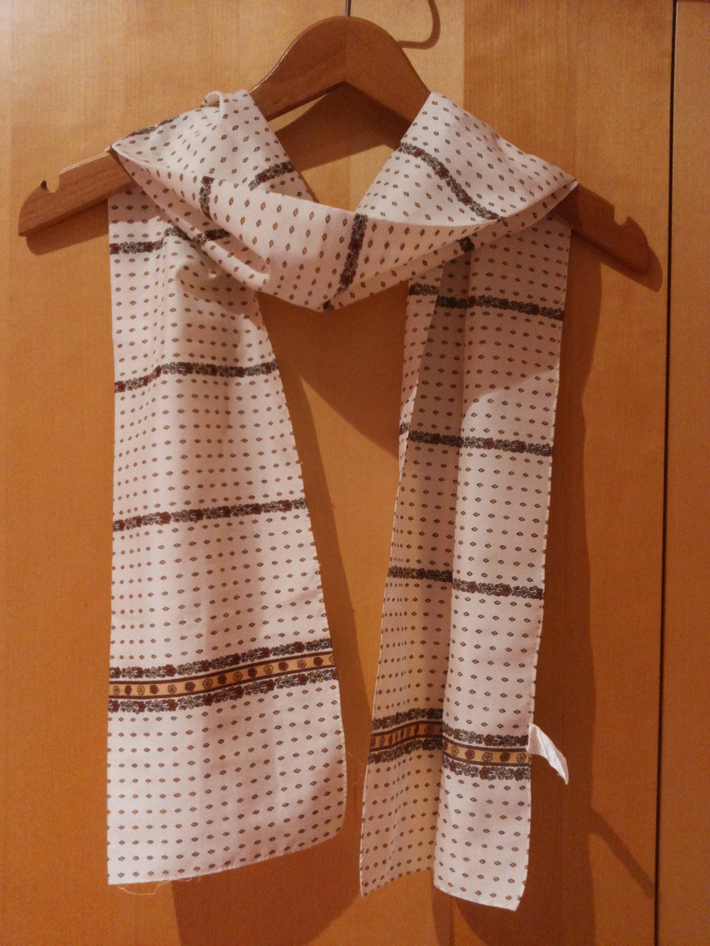 Cremeweißes gemustertes Tuch / Schal