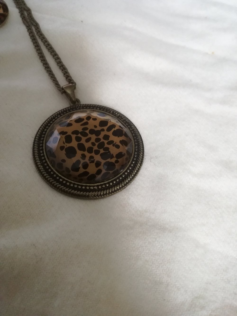 Set bestehend aus Kette, Ohrstecker und Hängeohrringen