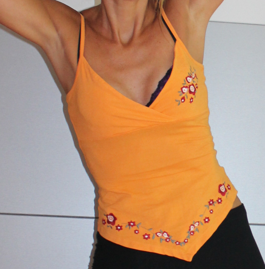 süßes Spaghettiträger Oberteil mit Blumen bestickt orange