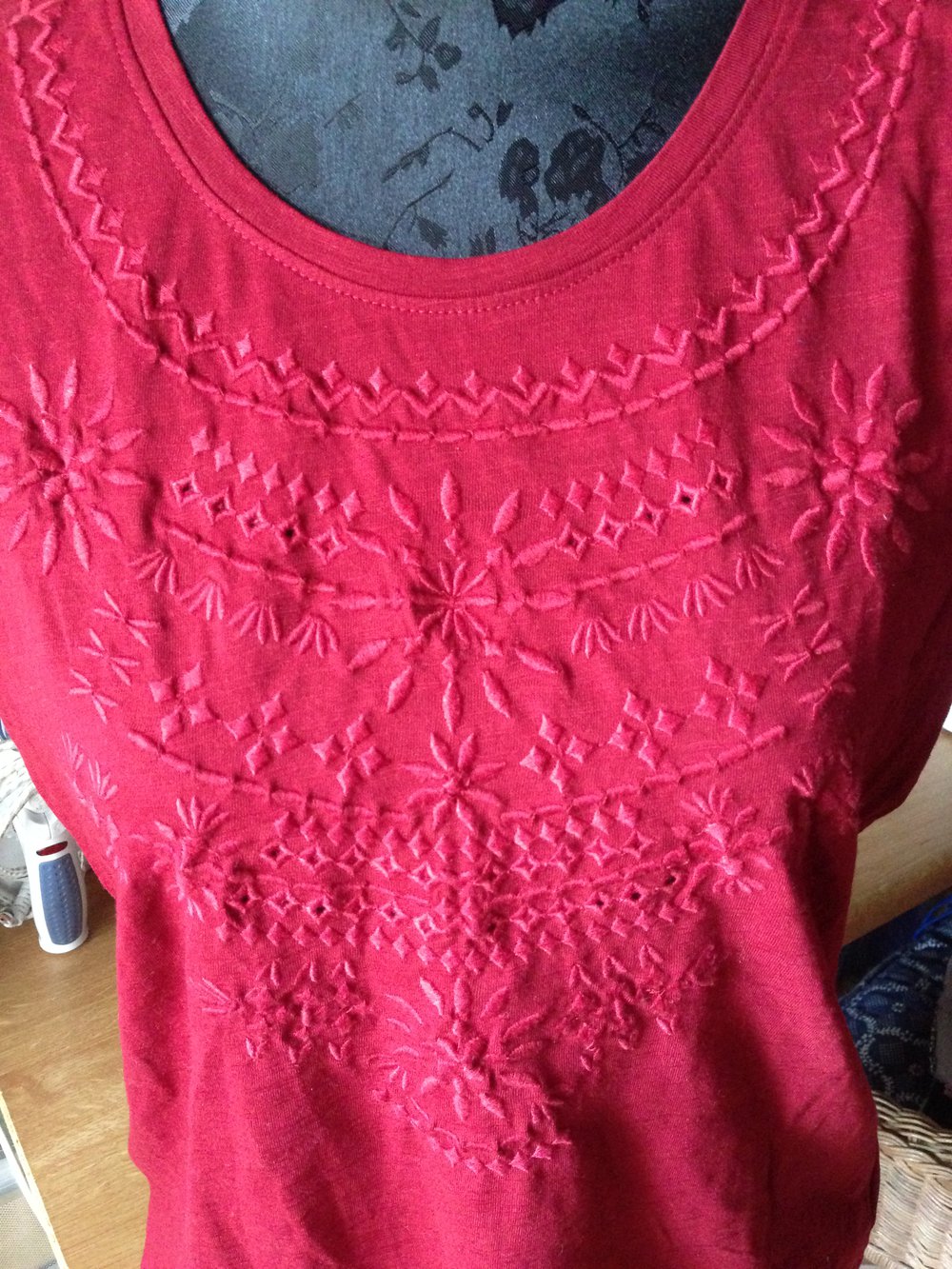 dunkel rotes T-shirt mit Stickerei