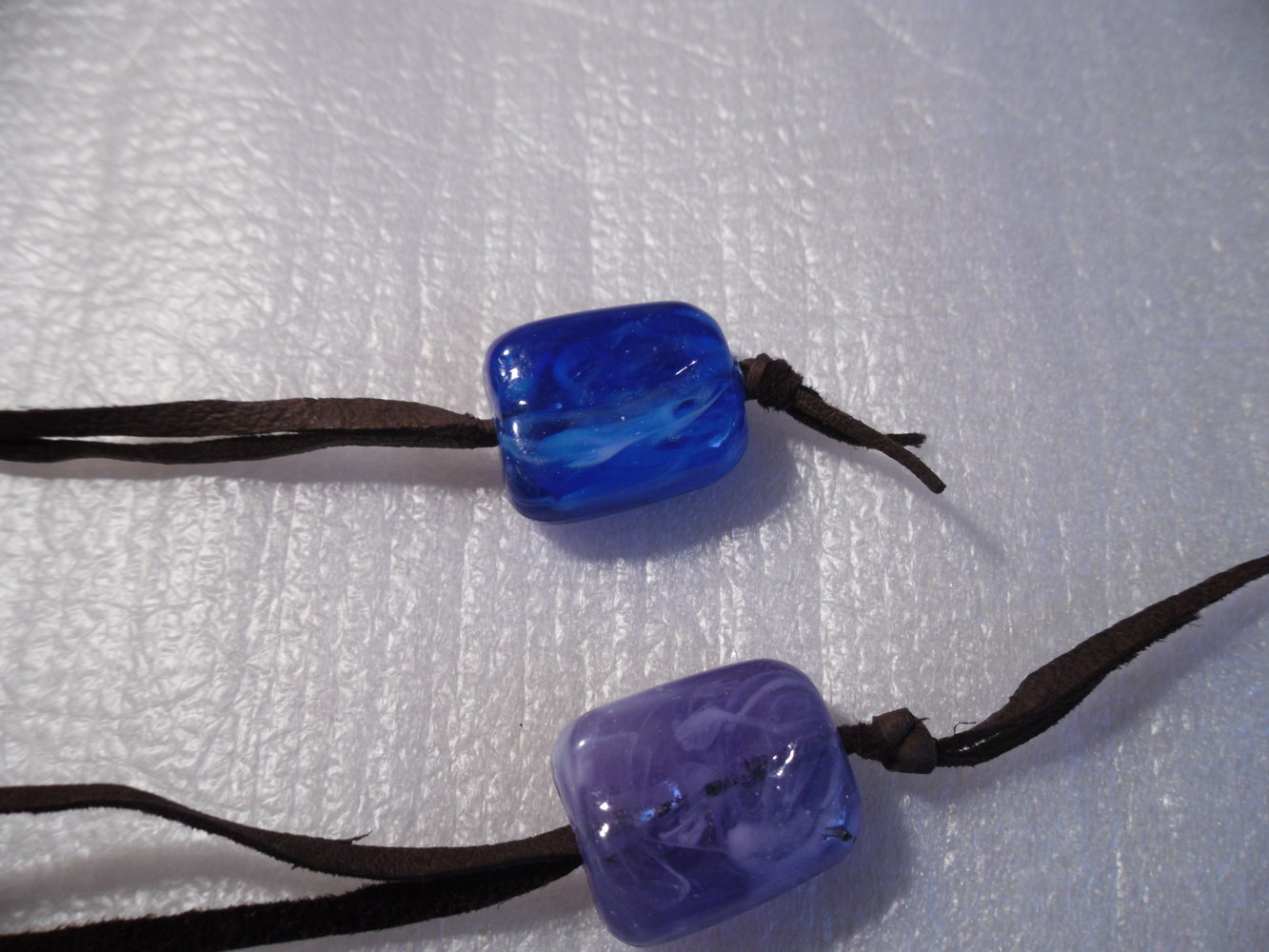 Zwei Ketten mit Lederband und Kunststoffperle