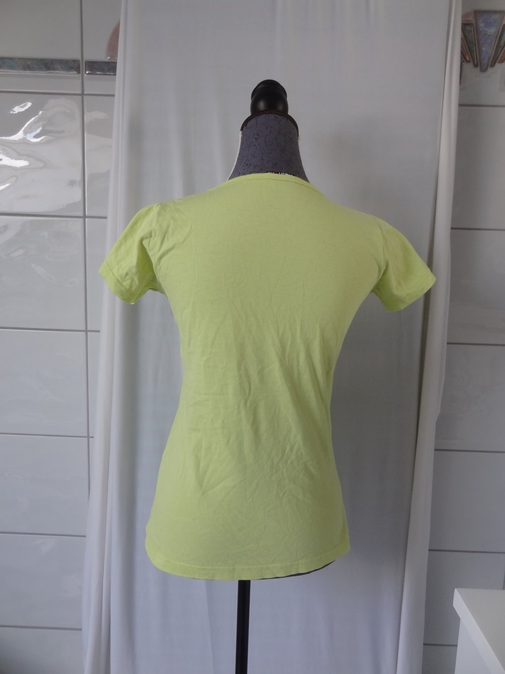 Grünes T-Shirt mit Leinenturnschuhen Gr. 158/ 164