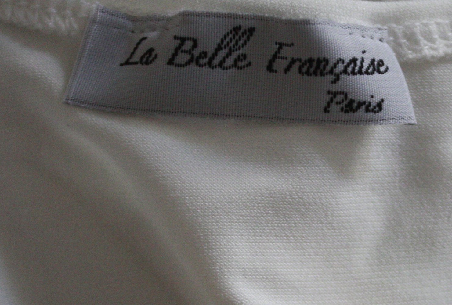 Weißes Kleid in Wickeloptik mit Spitze von La Belle Francais