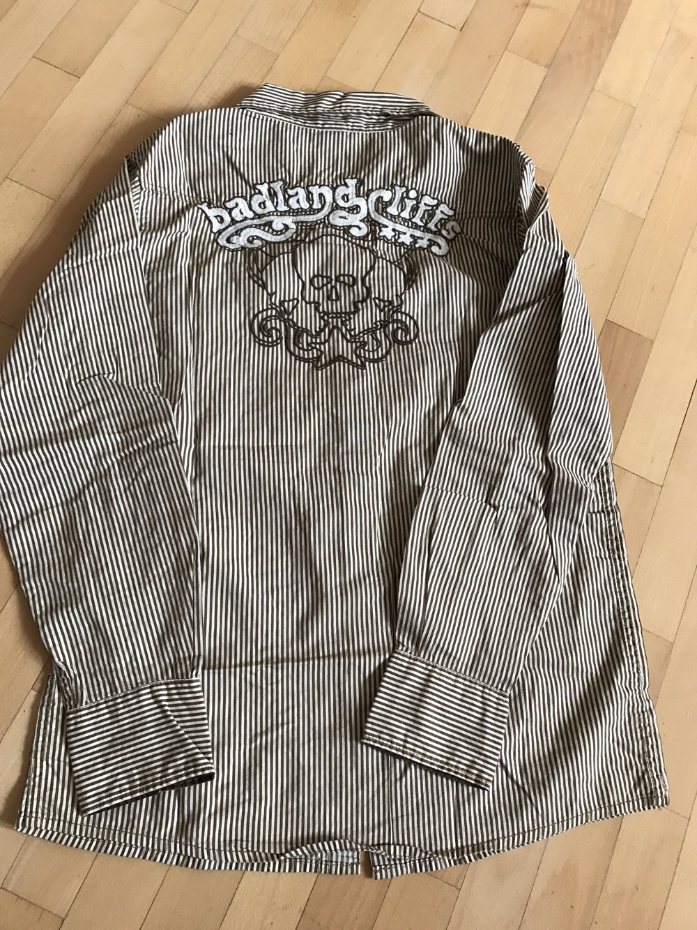 Braun/beige gestreiftes Hemd mit Applikation am Rücken