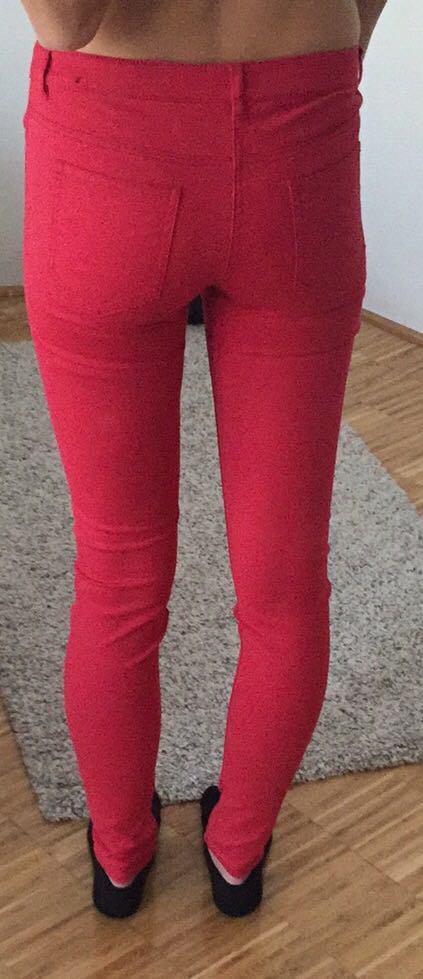 Rote enge Röhrenjeans/jeggins